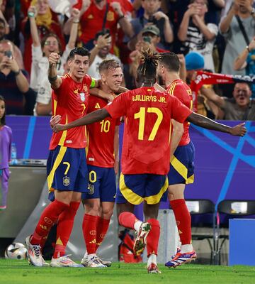 Tras una gran acción de Dani Olmo en el área, finalizó con un disparo cruzado que desvía Koundé dentro de su propia portería. Dos goles en cuantro minutos ponen a La Roja por delante en el marcador.