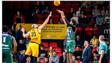 Webb lanza durante el Oostende-Unicaja.