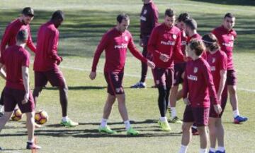 Simeone tiene dudas para el once inicial ante el Barcelona.