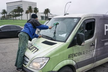 Un limpiador de parabrisas en la Avenida de Circunvalación junto al lugar donde se casarán Lionel Messi y Antonella Roccuzzo.