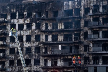 Carlos Monzón, presidente de la Comunidad. Ha informado de dos decretos: "Tres días de luto oficial, el Ayuntamiento de Valencia suspende todo durante tres días. El luto es ampliado a toda la Comunidad", y " medidas económicas de restitución económica de vidas de personas que lo han perdido todo".