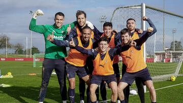 31-12-23. MAREO, GIJÓN. YÁÑEZ, RIVERA, NACHO MARTÍN, CAMPUZANO, IZQUIERDOZ, QUEIPO Y GUILLE ROSAS POSAN TRAS EL ÚLTIMO ENTRENAMIENTO DEL AÑO.