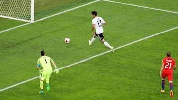 El grave error de Marcelo Díaz que provocó el gol de Stindl