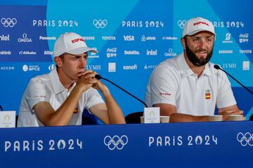 Saint-quentin-en-yvelines (France), 30/07/2024.- Jon Rahm (R) and David Puig (L) of Spain speak to the news media before the Paris 2024 Olympic Games Men's Individual Stroke Play of the Golf competitions in the Paris 2024 Olympic Games, at the Le Golf National in Saint-Quentin-en-Yvelines, France, 30 July 2024. The men's four round golf competition begins on 01 August 2024. (Francia, España) EFE/EPA/ERIK S. LESSER
