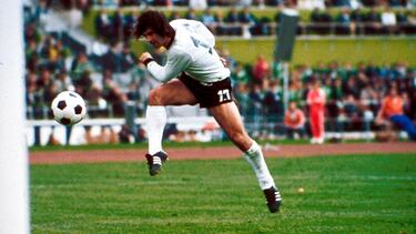 Debió portar con orgullo el número 9 de goleador, pero ‘El Torpedo' tuvo un romance inacabable con el '13', que lo acompañó durante los momentos culminantes de su carrera. Fue hasta 2006 el máximo goleador en la historia de los Mundiales, ya que anotó 10 dianas en México '70 y cuatro en Alemania '74. También ostentó hasta 2012 el récord de más goles en un año natural, con 91.