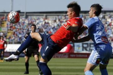 El jugador de Universidad Católica, Nicolas Castillo, centro, disputa el balón con Raul Osorio de O'Higgins.