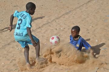 Niños somalíes juegan al fútbol en las calles de Mogadiscio, Somalia. 