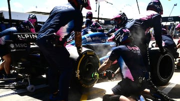 Alpine realiza una parada en boxes con Gasly en Ímola.