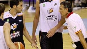 <b>ATENTOS. </b>Scariolo habla con Calderón y Reyes. Franch escucha.