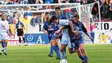 <B>DISPUTADO</B>. Vitor Pereira y Simeón luchan por el balón.