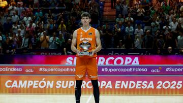 De Larrea, con su MVP de la Supercopa.