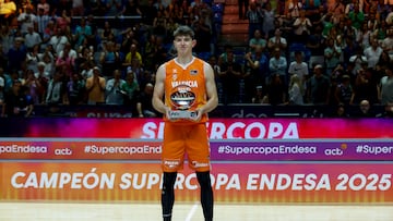 De Larrea, con su MVP de la Supercopa.