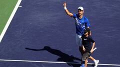 Novak Djokovic y un recogepelotas en la pasada edici&oacute;n de Indian Wells