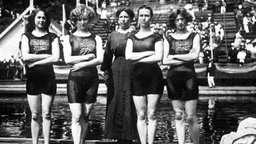 Las chicas del relevo 4x400 metros, que fueron acusadas de atrevidas en su indumentaria. En el centro, la entrenadora, que no fue acusada. 