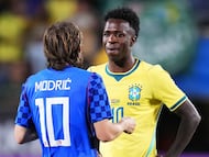ORLANDO, FLORIDA - MARCH 31: Luka Modric of Croatia chats with Vinicius Junior of Brazil after the international friendly match between Brazil and Croatia at Camping World Stadium on March 31, 2026 in Orlando, Florida. Rich Storry/Getty Images/AFP (Photo by Rich Storry / GETTY IMAGES NORTH AMERICA / Getty Images via AFP)