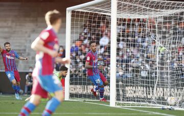 Aubameyang marca el 0-3 al Valencia. 