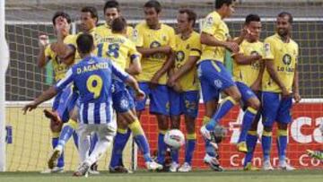 <b>SIN APUROS. </b>Salvo en contadas ocasiones como esta, Raúl, en su tercer partido con Las Palmas, apenas pasó apuros.