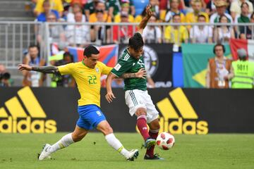 Fagner y Carlos Vela pelean por el balón.