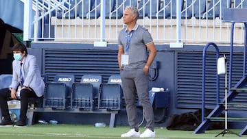 Pellicer, en la banda de La Rosaleda durante el M&aacute;laga - Albacete.