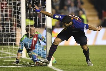 2-3. Luis Suárez  celebró el tercer gol.