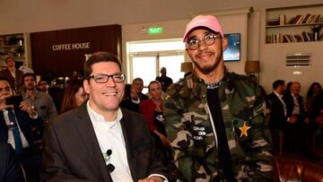 Rodrigo Mendes junto a Lewis Hamilton en Dubái.