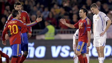 Cazorla choca con Xavi en un partido de la Selecci&oacute;n espa&ntilde;ola.