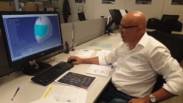 Un diseñador de Airoh frente a su ordenador.