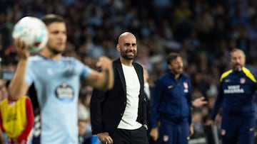 Claudio Giráldez, entrenador del Celta, sonríe durante el partido entre el equipo vigués y el Atlético de Madrid.