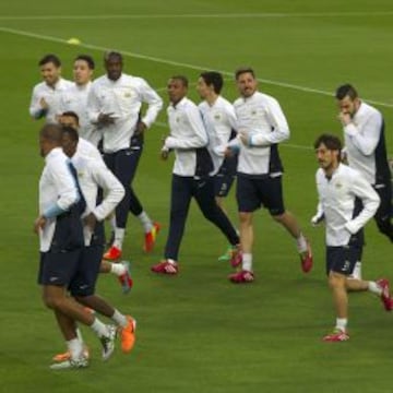 El equipo de Pellegrini se entrenó a las 18:30 tras atender a los medios en rueda de prensa. El choque de esta noche será el primer partido oficial del City en el Camp Nou.