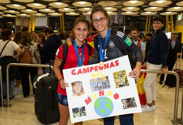 La selección española Sub-17 y el cuerpo técnico recibidos entre gritos de "campeonas, campeonas".