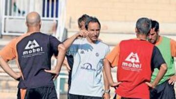 <b>OPTIMISTA. </b>El entrenador charro ya ha olvidado la derrota ante Las Palmas y ve bien al equipo.