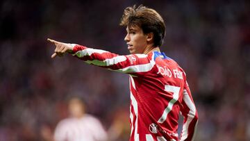 João Félix da indicaciones durante un encuentro.