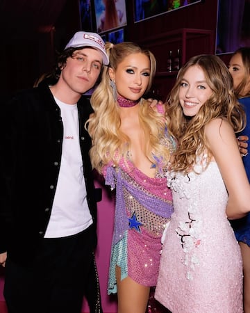 Lukas Gage, Sydney Sweeney y Paris Hilton.