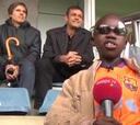 Un niño invidente reconoce por el tacto a la plantilla del Barça