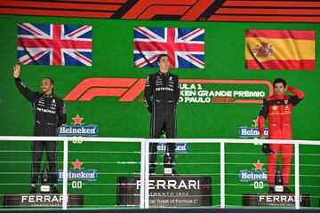 Lewis Hamilton, George Russell y Carlos Sainz en el podio.