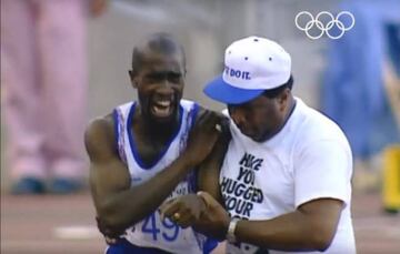 Derek Redmond es ayudado por su padre durante la prueba de 400 metros en los Juegos Olímpicos de Barcelona.