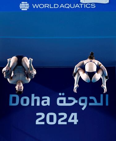 El Centro Acuático Hamad de Doha (Qatar) acogió ayer la final de saltos sincronizados mixtos en plataforma de 10 metros en los Mundiales de natación. En la imagen, la pareja italiana formada por Eduard Cristian Timbretti Gugiu e Irene Pesce, al inicio de su último salto, que les valió un octavo puesto con 186,36 puntos finales.