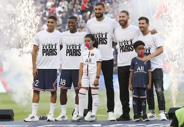 Achraf Hakimi, Wijnaldum, Donnarumma, Sergio Ramos y Leo Messi durante la presentación del equipo en el primer partido de la temporada.