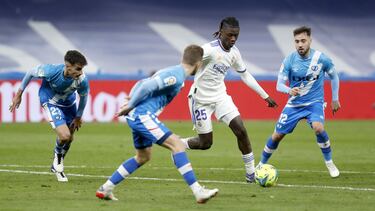 Camavinga, rodeado de jugadores del Rayo Vallecano en una acción del partido jugado el sábado en el Bernabéu.