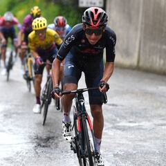 Egan Bernal: "A veces me duele la espalda, pero noto mejoría"