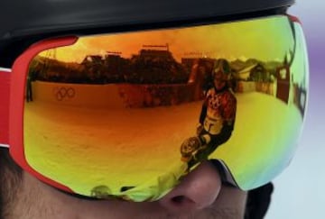 Alexander Bergmann se ve reflejado en el visor de la canadiense Mateo Morison