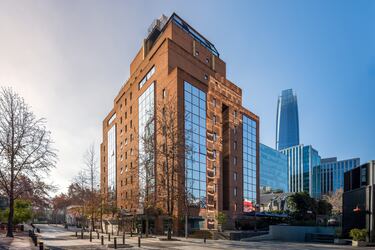 El nuevo hotel en Santiago que convierte la estadía en una experiencia urbana