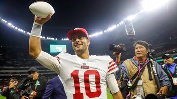 MEX487. CIUDAD DE MÉXICO (MÉXICO), 21/11/2022.- Jimmy Garoppolo de los San Francisco 49ers celebra hoy la victoria contra los Arizona Cardinals, tras un juego por la semana 11 de la NFL en el Estadio Azteca en Ciudad de México (México). EFE/Isaac Esquivel