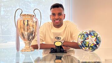 Rodrygo posa feliz con la 14, la medalla de campeón de la Champions y el balón de su hat-trick al Galatasaray.