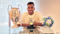 Rodrygo posa feliz con la 14, la medalla de campeón de la Champions y el balón de su hat-trick al Galatasaray.