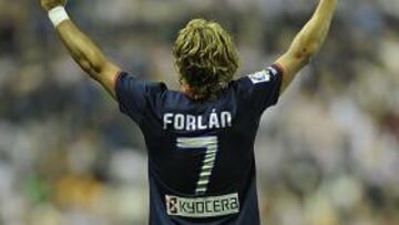 <strong>ESTRELLA.</strong> Forlán se convirtió en la estrella del partido.