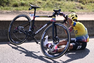 El colombiano de Team Education, Sergio Higuita, se sienta en la carretera después de caerse durante la 15ª etapa del Tour de Francia