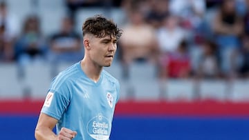 Jorgen Strand Larsen, delantero noruego del Celta, celebra el tanto que anotó contra el Barcelona en Montjuïc.