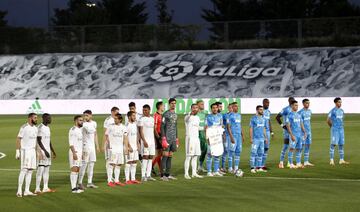 Formación de los equipos. Los capitanes del Real Madrid y Valencia, Sergio Ramos y Dani Parejo, mostraron su apoyo a Juan Carlos Unzué.