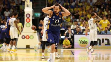 Sergio Llull hace gestos de asombro tras lograr el triple a tabla con el que se cerraba el tercer cuarto en Tel Aviv.